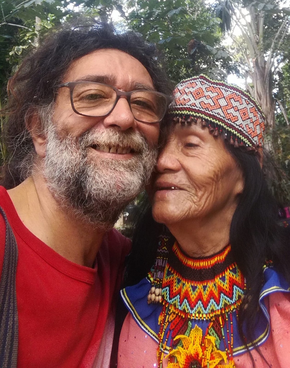 Andrés junto a su maestra Inés Sánchez en la Amazonía peruana